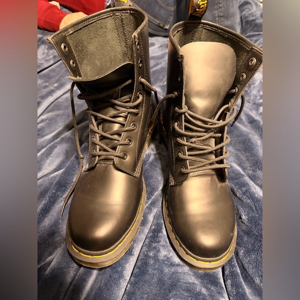 Doc Martens - Black (NWOT) Unisex Women’s 11/mens 9